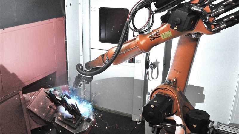 點擊打開原圖 KUKA KR16機器人在進行車軸焊接工作